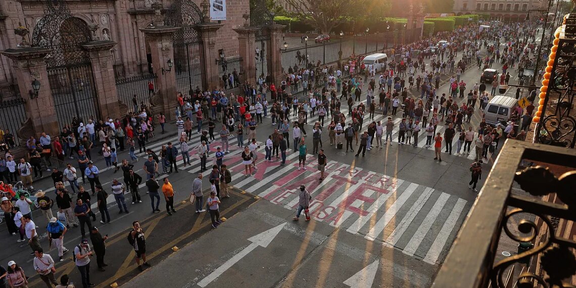 Las protestas por el asesinato del alcalde de Uruapan derivan en disturbios en Morelia (México)