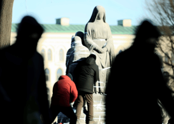 Reaparece estatua de Trump y Epstein en plena polémica por correos publicados