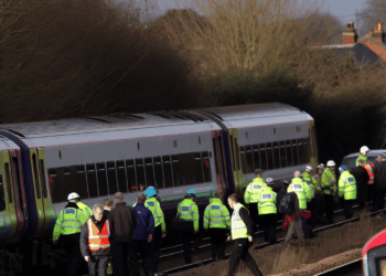 Reino Unido descarta motivos “terroristas” en el ataque con arma blanca en un tren
