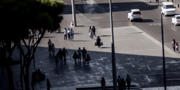 Sheinbaum sufre acoso de un hombre que la besó y tocó al caminar por el centro de CDMX