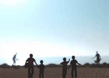 La Justicia italiana separa a tres niños de sus padres por vivir aislados en un bosque para liberarse "de la toxicidad de la vida moderna"