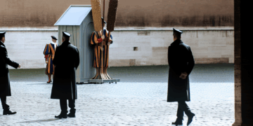 El Vaticano investiga a un guardia suizo por un supuesto episodio antisemita en San Pedro