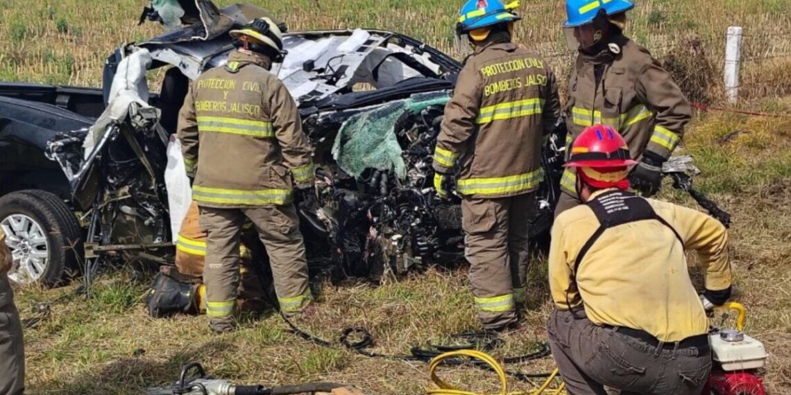 Carambola entre tráiler y autos en autopista de Jalisco deja un muerto y heridos