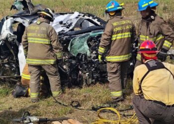 Carambola entre tráiler y autos en autopista de Jalisco deja un muerto y heridos