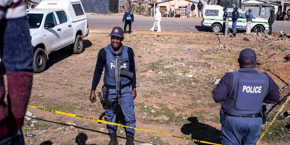Hombres armados asesinan a nueve personas en un tiroteo cerca de la capital de Sudáfrica