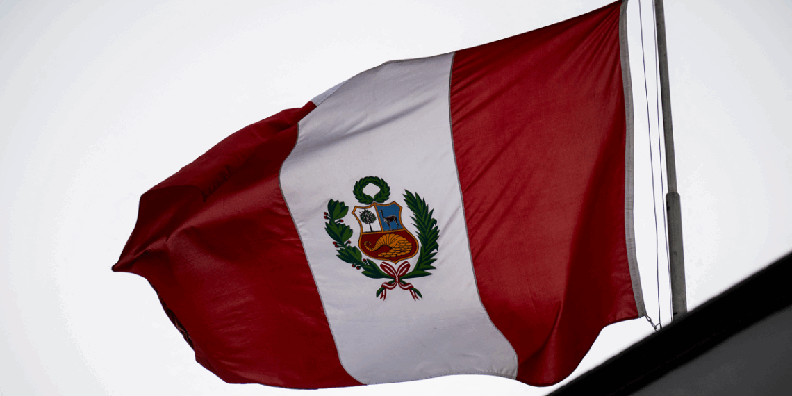 Aspirante presidencial de Perú sale ileso tras ataque armado; niega haber recibido amenazas