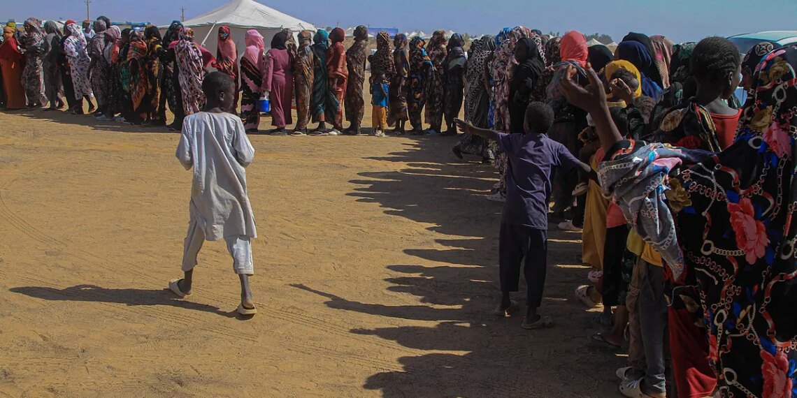 La guerra en Sudán, la mayor crisis humanitaria del globo, también deja un choque de Monarquías del Golfo