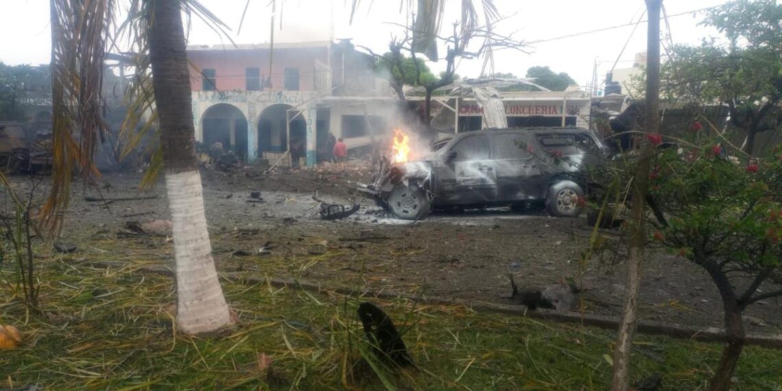 Fallecen 2 personas tras explosión de camioneta en Coahuayana, Michoacán