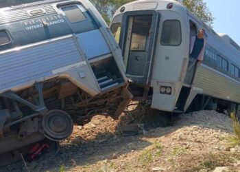 FGR inicia investigación por descarrilamiento del tren Interoceánico; Semar reporta 20 heridos