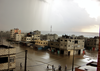 El temporal de lluvias en una devastada Franja de Gaza causa al menos 13 muertos, tres de ellos niños