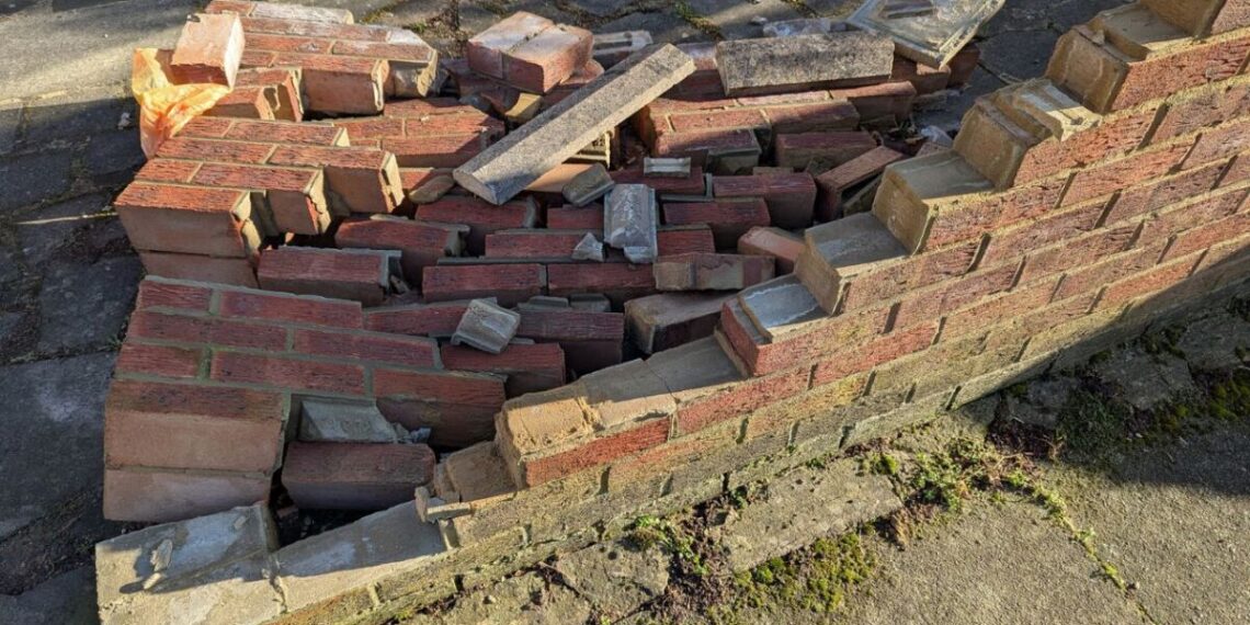 Se cae barda de una casa en Guanajuato y deja a un bebé lesionado