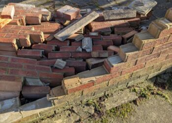 Se cae barda de una casa en Guanajuato y deja a un bebé lesionado