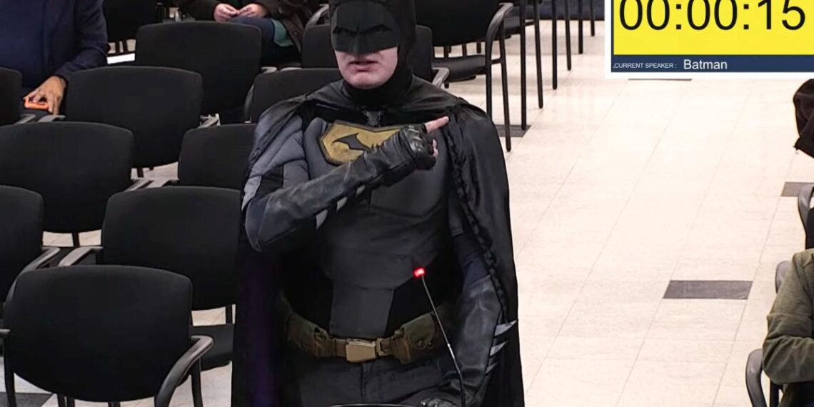 "Batman" pide que se prohíba la cooperación con ICE durante el Super Bowl