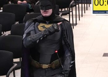 "Batman" pide que se prohíba la cooperación con ICE durante el Super Bowl