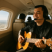 el artista disfrutaba cada vuelo mientras entonaba canciones. – Dimension Turistica Magazine