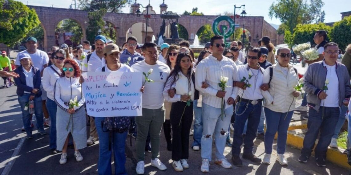 Comunidad sorda marcha por el asesinato de familia de intérpretes en Michoacán