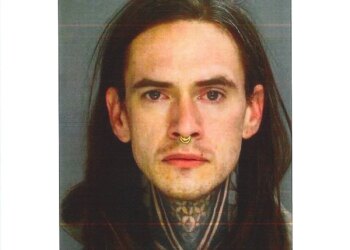 Arrestan a un hombre en EEUU tras descubrir que guardaba más de cien restos humanos robados en el interior de su hogar