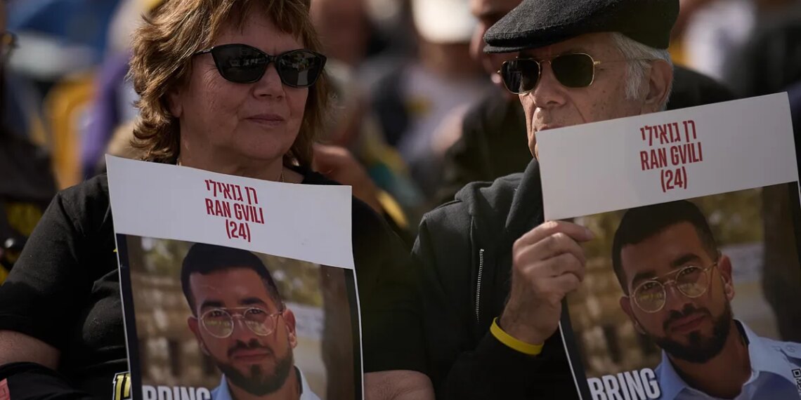 El ejército israelí busca el cuerpo del último rehén en un cementerio al norte de Gaza