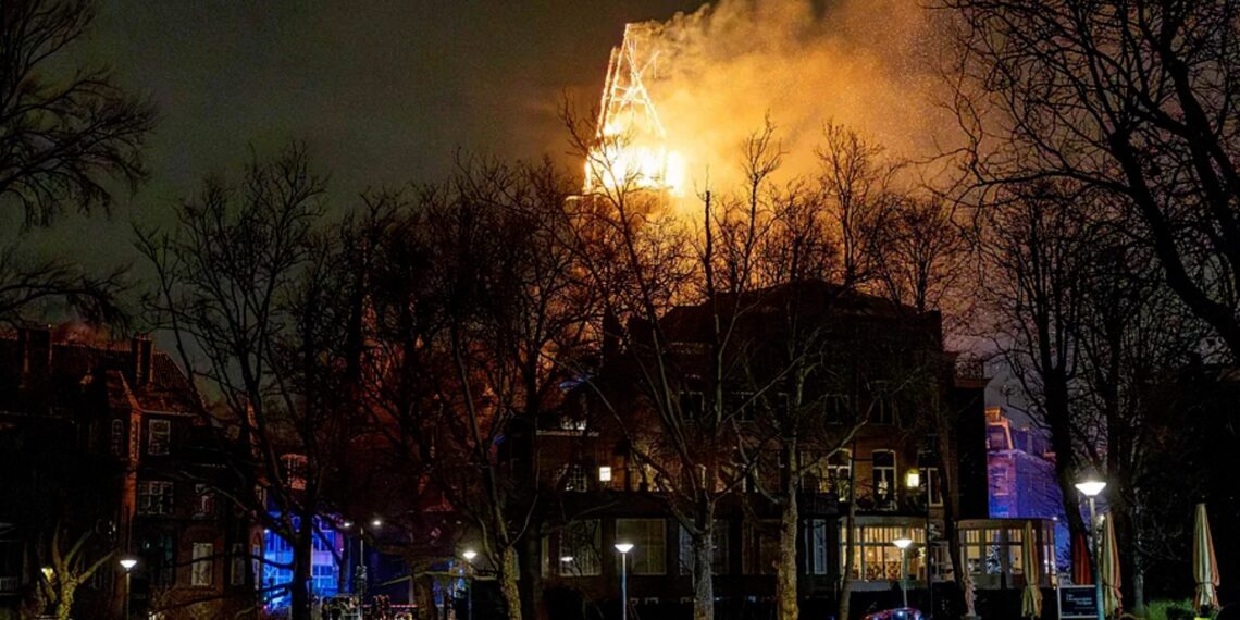 Un incendio devasta una iglesia de Ámsterdam durante una Nochevieja convulsa en Países Bajos, con dos muertos y varios actos violentos contra la Policía