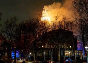Un incendio devasta una iglesia de Ámsterdam durante una Nochevieja convulsa en Países Bajos, con dos muertos y varios actos violentos contra la Policía