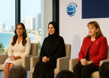 Mara Lezama, acompañada de Shaikha Al Nowais, Secretaria General de la ONU Turismo, y Gloria Guevara, presidenta del WTTC, en un foro turístico de alta relevancia.