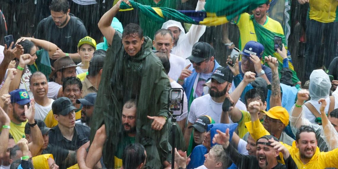 8 personas en "condiciones inestables" por rayo que cayó durante protesta a favor de Bolsonaro en Brasil