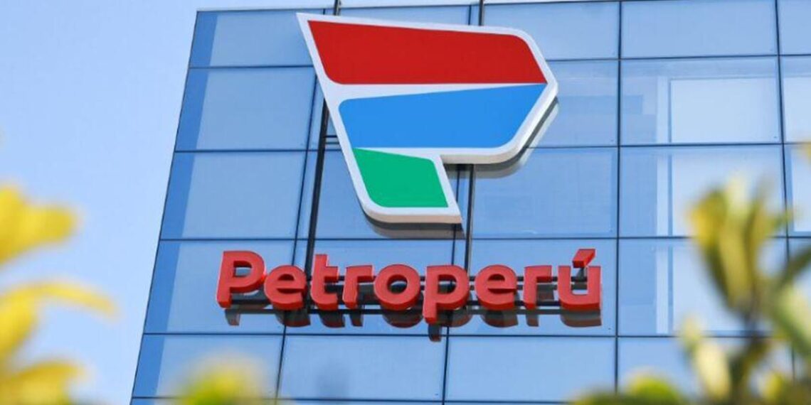 Perú dispone reestructuración de petrolera estatal Petroperú, abre puerta a inversión privada
