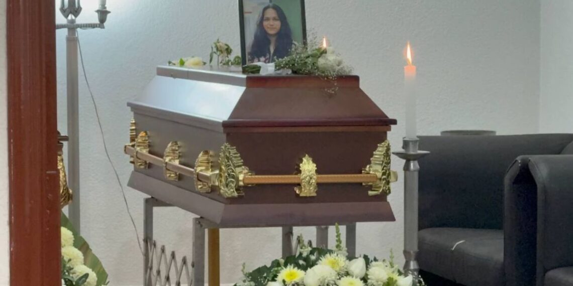 Familiares y amigos despiden a Teresa de Jesús y su hija Cindy en Cuautitlán, Edomex