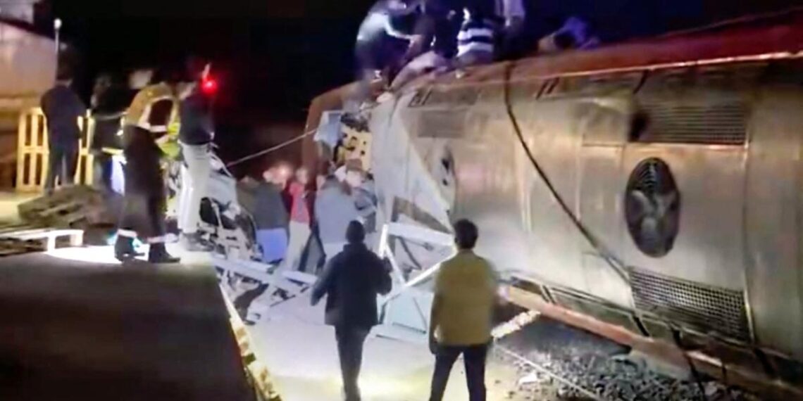 Reportan 21 muertos tras aparatoso choque de dos trenes en el sur de España