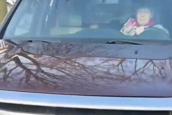 Un vídeo grabado por el móvil del agente que mató a tiros a una mujer en Mineápolis muestra nuevos detalles del suceso