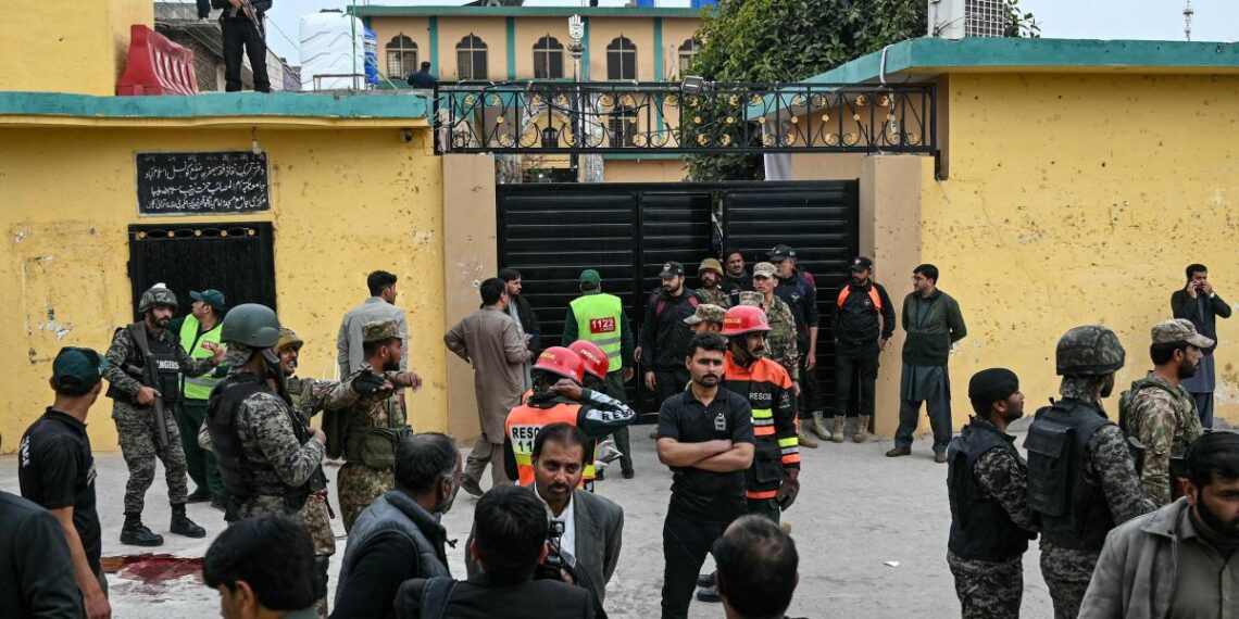 Estado Islámico reivindica atentado suicida contra mezquita chiíta en Pakistán que deja 31 muertos