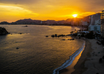 Salvavidas arriesgan todo para rescatar a pareja que se ahogaba en Acapulco