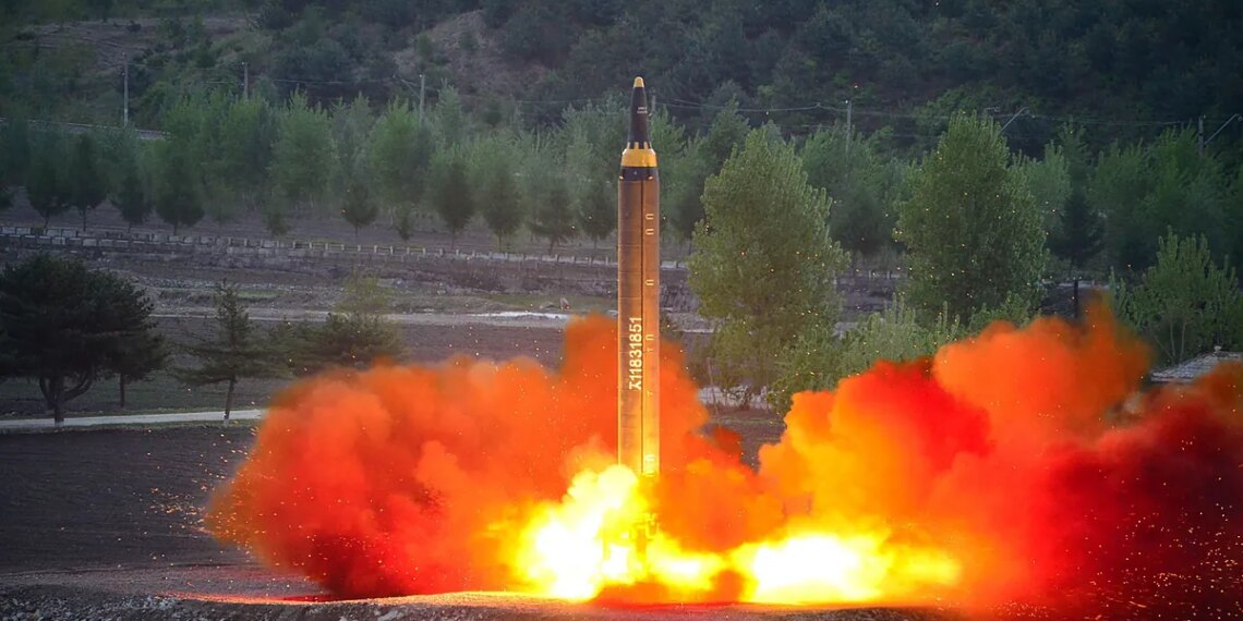 Corea del Norte lanza 10 misiles balísticos hacia el mar de Japón