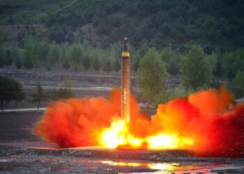 Corea del Norte lanza 10 misiles balísticos hacia el mar de Japón