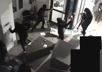 Encapuchados entran al Ayuntamiento de Fresnes, en Francia, para hacer destrozos tras el reciente cambio de Gobierno: "Es un ataque a nuestra República"