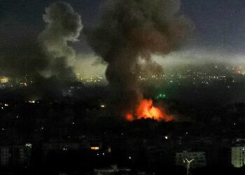 Hezbolá dice que lanzó misiles contra base de inteligencia militar israelí en Tel Aviv