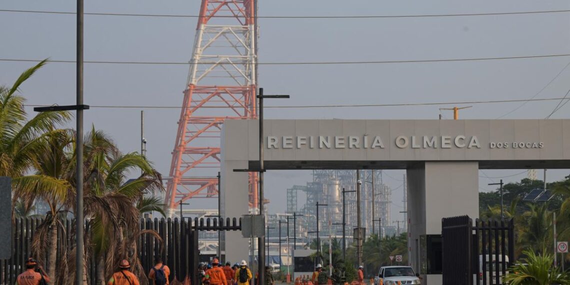 Pemex confirma 5 muertos por incendio junto a refinería Olmeca