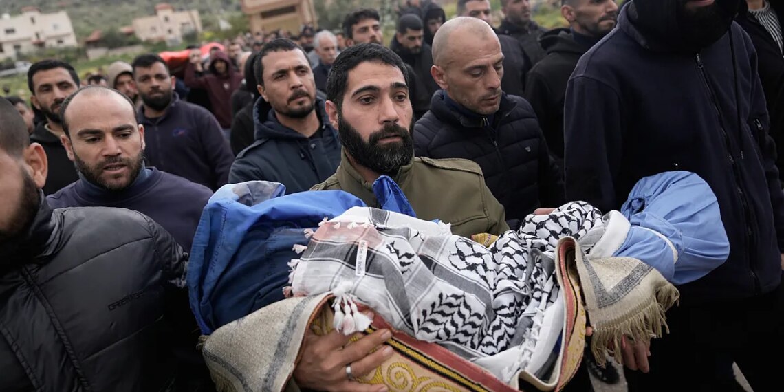 Fuerzas israelíes matan a dos niños y a sus padres en Cisjordania: "El vehículo estaba acribillado a balazos"