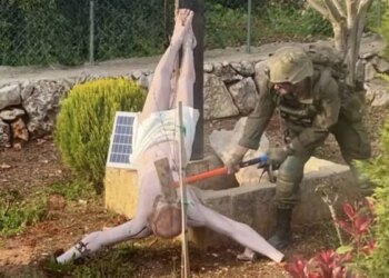 Polémica en Israel tras ser fotografiado un soldado golpeando con un mazo una estatua de Jesús en Líbano