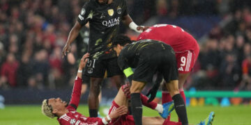 Alerta Mundial en Francia: Ekitike dice adiós tras romperse el Aquiles y preocupa Doué