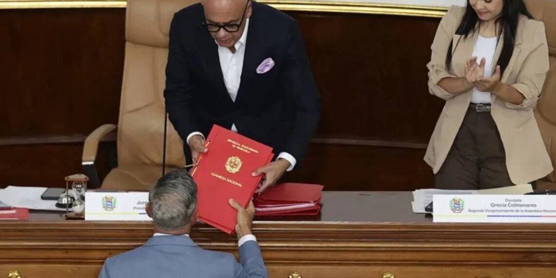 Delcy Rodríguez confirma a su jurista favorito, Larry Devoe, como fiscal general