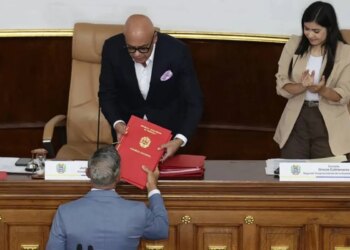 Delcy Rodríguez confirma a su jurista favorito, Larry Devoe, como fiscal general