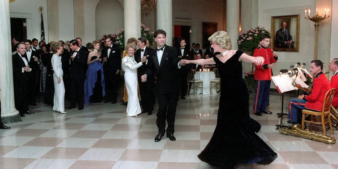 El día que el príncipe Carlos se enfureció por el baile de Lady Di con Travolta en la Casa Blanca y otras anécdotas de un siglo de visitas de los Windsor a EEUU