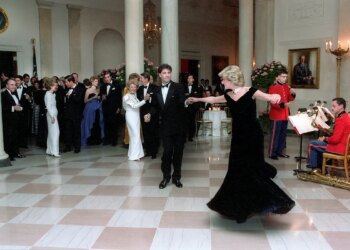 El día que el príncipe Carlos se enfureció por el baile de Lady Di con Travolta en la Casa Blanca y otras anécdotas de un siglo de visitas de los Windsor a EEUU