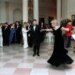 El día que el príncipe Carlos se enfureció por el baile de Lady Di con Travolta en la Casa Blanca y otras anécdotas de un siglo de visitas de los Windsor a EEUU