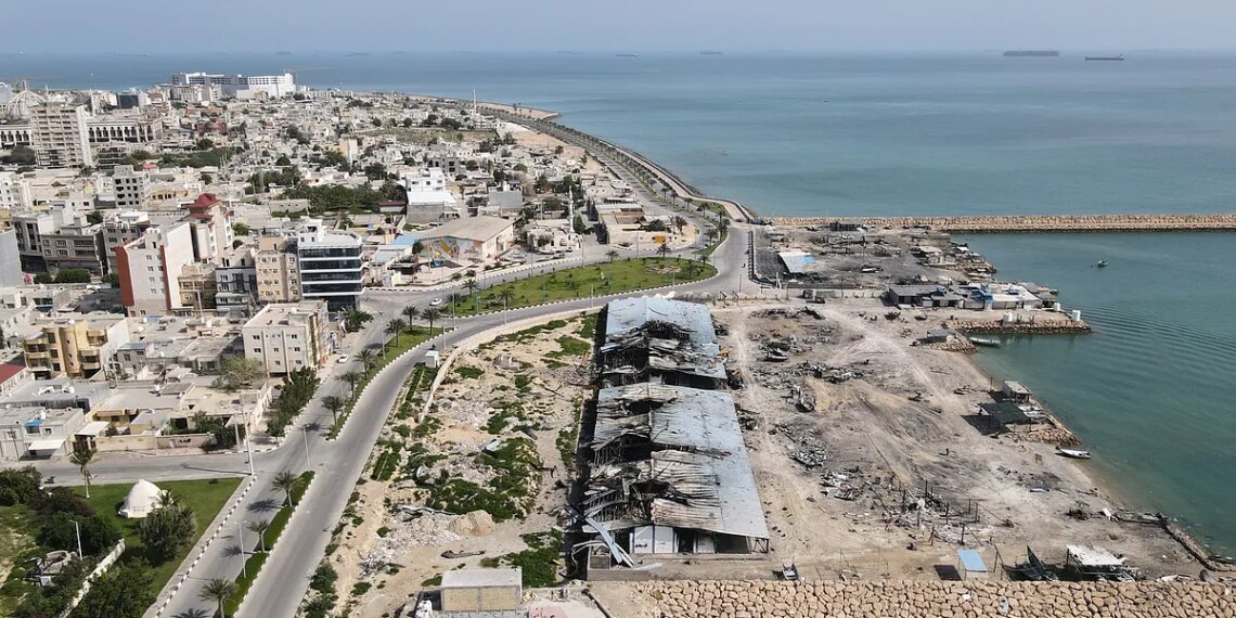 Lanchas iraníes abren fuego contra un petrolero en el Estrecho de Ormuz, de nuevo cerrado al tráfico