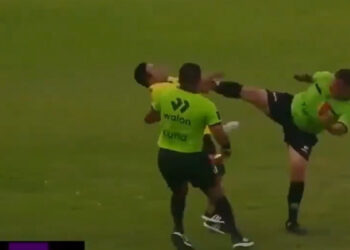 va a expulsar a un jugador, salta un ayudante y le noquea con una patada