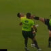 va a expulsar a un jugador, salta un ayudante y le noquea con una patada