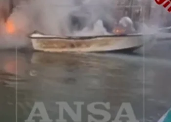 Arde una embarcación en Venecia y deja herido con quemaduras al propietario