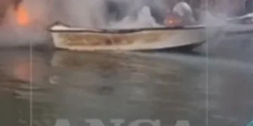 Arde una embarcación en Venecia y deja herido con quemaduras al propietario